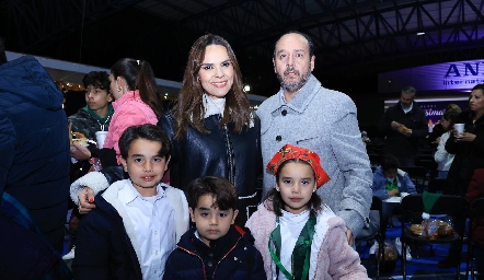  Alejandra Díaz de León y Juan Carlos Conde con sus hijos, Juan Carlos, Franco y Ale.