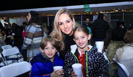  María Torres con sus hijos Santiago y María Inés Zamanillo.