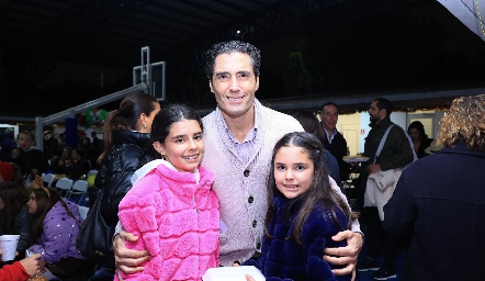  Rafael Lebrija con sus hijas Carlota y Xaviera.
