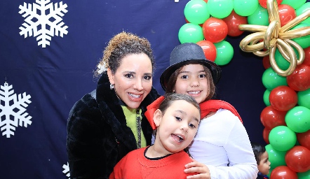  Aida Blanco y sus hijas María José y Emilia.