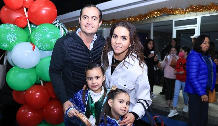  Christian Almazán y Fer Castillo junto a sus hijas María Pía y Macarena.