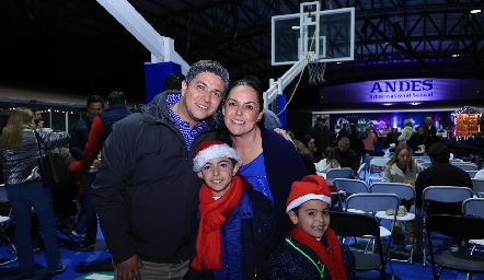  Roberto Jiménez, Jessica Moctezuma y sus hijos Alejandro y Santiago Jiménez.