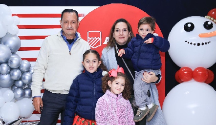  Alejandro Díaz de León y Claudia Revuelta con sus nietos, Natalia, María Inése Iker del Valle.