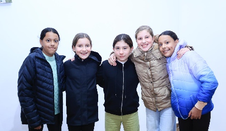  Bárbara, Emilia, Buguie, Rania y Regina.
