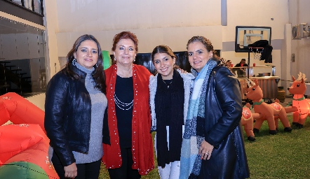  María Fernanda León, María Elena Abud, Valeria Padilla y Alejandra León Abud.