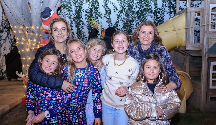  Lilian Abud con sus nietas Hanni, Álika, Rania y Elena e Irasema Medellin con su nieta Emilia.