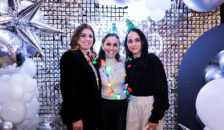  Claudia Suárez, Marcela Navarro y Karina Sandoval.