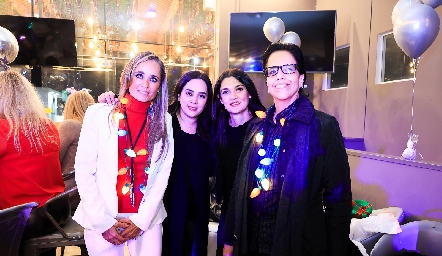  Pamela Martínez, Lorena Orozco, Gabriela Flores y Carolina Gutiérrez.