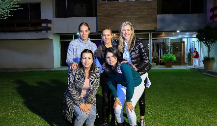  Rocío Acevedo, Marce Torres, Vero Barbeito, Sofi Grijalba y Liz Alcalde.