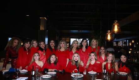  Leticia López con sus amigas.