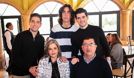  Claudia Gouyonnet y Jaime Flores con sus hijos Mauricio, José Pablo Flores y Jaime.