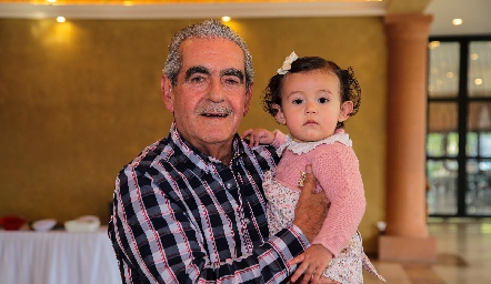  Mariano Borbolla con su nieta Camila.