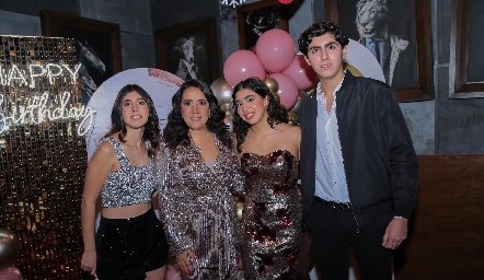 Mariel Espinoza, Malena Sánchez, Sofía Espinoza y César Espinoza.