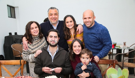  Sebastián Villasana Ávila con su familia.