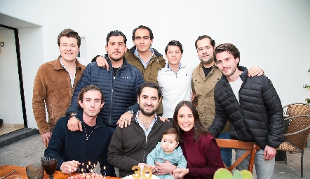  Sebastián Villasana con su esposa Ale, su hija y sus amigos.