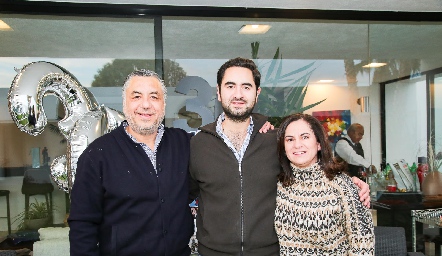  Alejandro y Claudia Ávila con su hijo Sebastián.