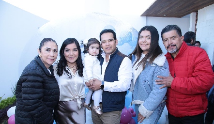 Guadalupe Campos, Marisol Pérez, Mía Romero, Oscar Romero, Jimena Campos y Juan Carlos Campos.
