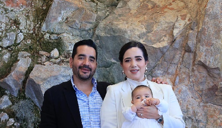  Pablo Castro y Alejandra Maza con su hijo José Joaquín.