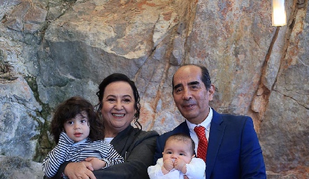  Roxana Camargo de Castro y Jorge Castro con sus nietos Diego y José Joaquín.