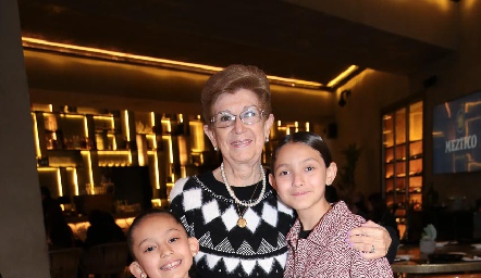  Batiquena García con sus nietas Ana Clara y María Fernanda Muñoz.