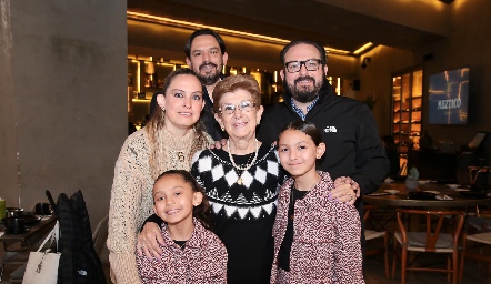  Batiquena García con sus hijos Batty, José Luis y Fernando de la Fuente y sus nietas Ana Clara y María Fernanda Muñoz.
