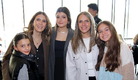  Ximena, María, Isabela, Paloma y Carlota.