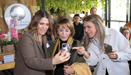  Patricia Vivanco con sus hijas María y Paloma Espinosa.