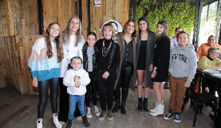  Patricia Vivanco con sus hijas y sus nietos.