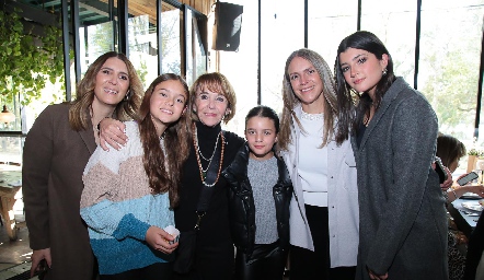  Patito Vivanco con sus hijas María y Paloma Espinosa y sus nietas.