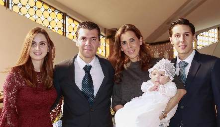  Tían Vivanco con sus papás y padrinos, María José García Siller, Diego Vivanco, Sara Guzmán y Mauricio Magdaleno.