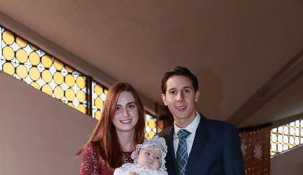  Tían Vivanco con sus padrinos María José García y Mauricio Magdaleno.