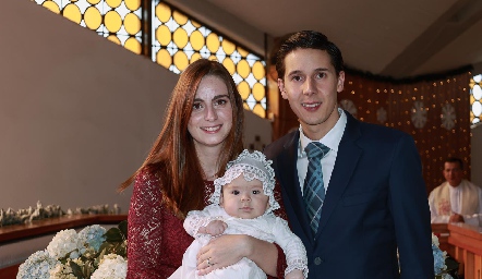  María José García y Mauricio Magdaleno con su ahijado Tían.