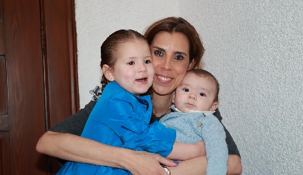  Sara Guzmán con sus hijos, Loretta y Tían Vivanco.