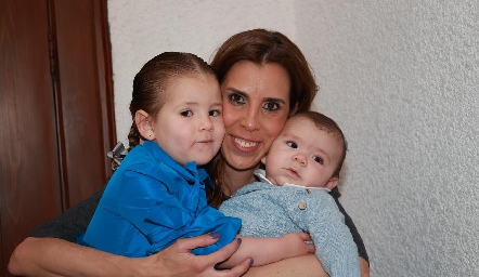  Sara Guzmán con sus hijos, Loretta y Tían Vivanco.