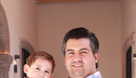  Daniel Jasso y su hijo.