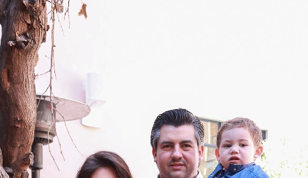  Anna Hernández, Daniel Jasso y Daniel Jasso Jr., esperan el nacimiento de Julieta en próximas fechas.