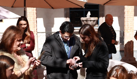  Padrinos repartiendo el bolo.
