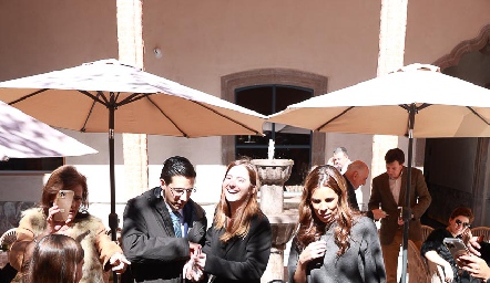  Padrinos repartiendo el bolo.