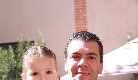  Diego Vivanco con su hija, Loretta.