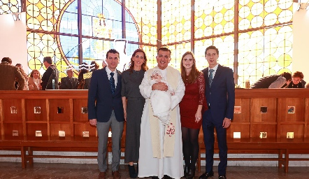  Diego Vivanco, Sara Guzmán, Tían Vivanco, Padre Rubén Pérez, María José García Siller y Mauricio Magdaleno.