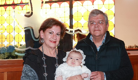  Chita Gómez y Fernando Vivanco con su nieto Tían.