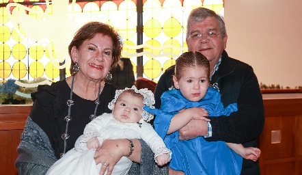  Chita Gómez y Fernando Vivanco con sus nietos Tían y Loretta Vivanco.