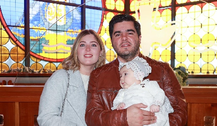  Alejandro Pérez y Adriana Zúñiga con Tían Vivanco.