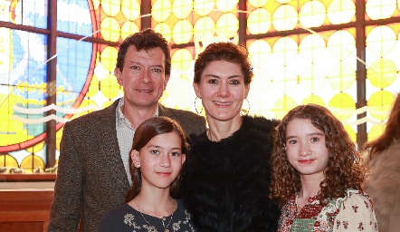  Héctor Salas y Paulina Vivanco con sus hijas Paula e Inés.