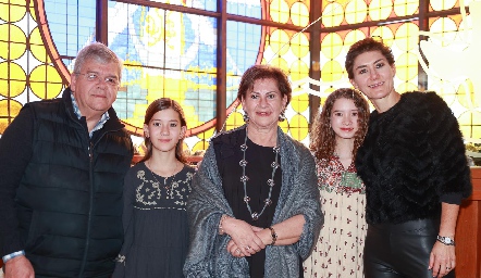  Fernando Vivanco, Paula Salas, Chita Gómez, Inés Salas y Paulina Vivanco.