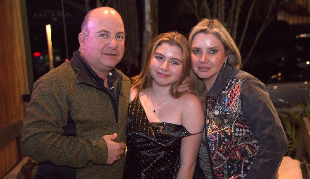  Carlos Heinze y Karla Saucedo con su hija Danna.