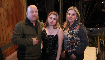  Carlos Heinze y Karla Saucedo con su hija Danna.