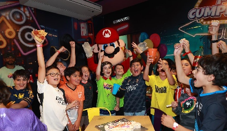  Amigos de los cumpleañeros.