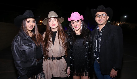  Alina Fajardo, Mari Tere Monreal, Vanessa y Carlos Meza.