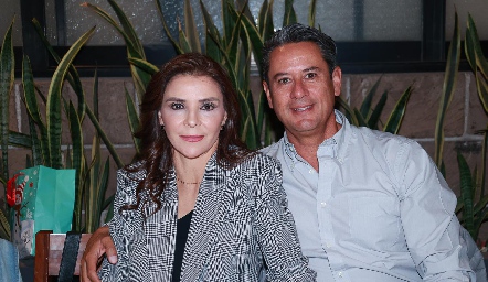  Lupita Mercado y Manuel González.